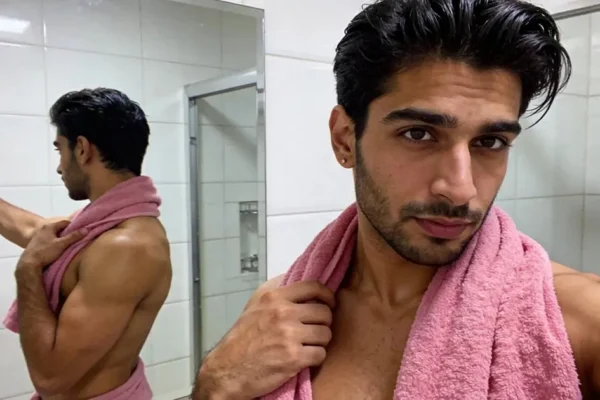 man taking bathroom selfie in desi gay chat