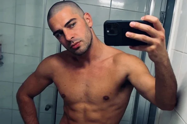 hot bold man on nude gay chat